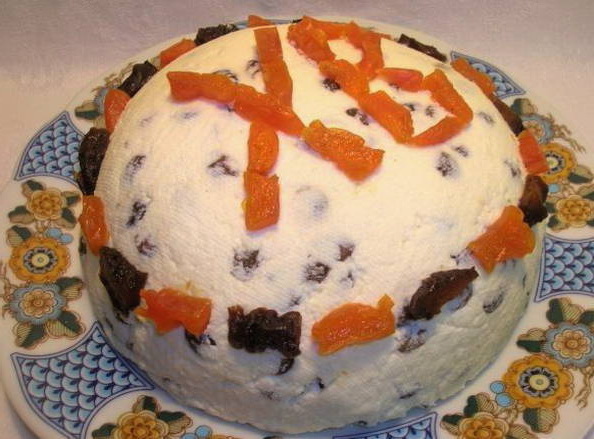 Easter cottage cheese with raisins and dried apricots