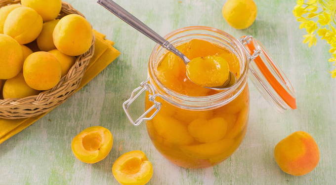 Five-minute apricot jam with seeds