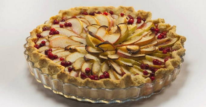 Sand pie with apples and lingonberries