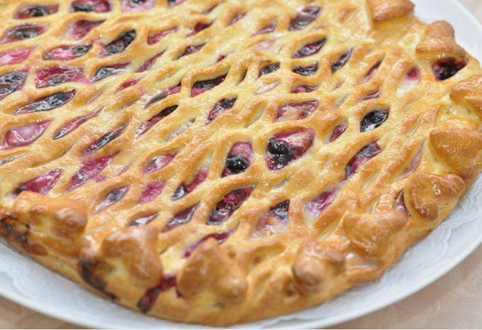 Puff pastry with lingonberry and sour cream