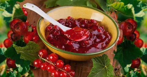 Spicy red currant sauce for the winter