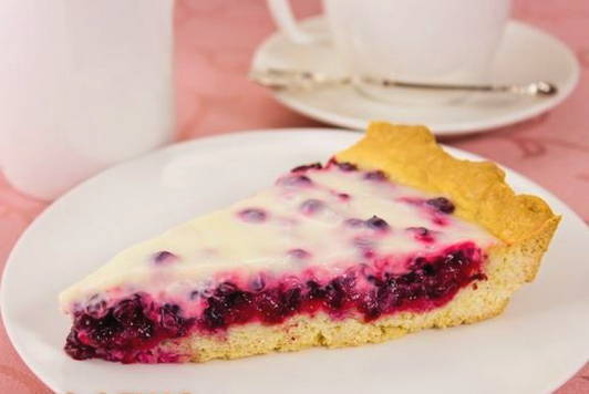 Sand cake with lingonberry and sour cream