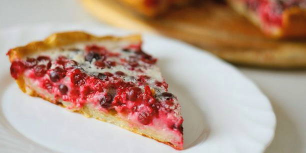 Delicious and quick lingonberry pie