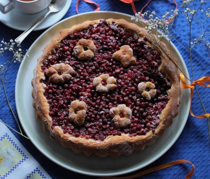 Open lingonberry pie made from yeast dough