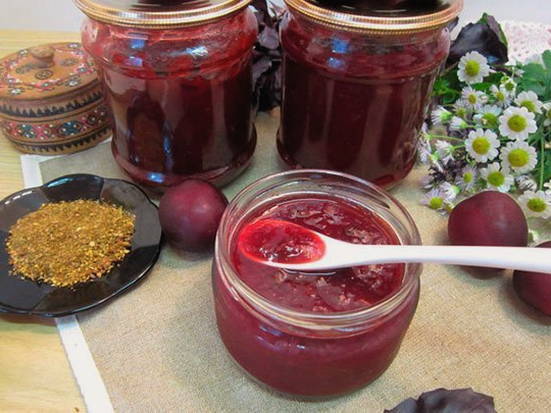 La sauce aux prunes aux cerises rouges pour la viande pour l'hiver est très savoureuse