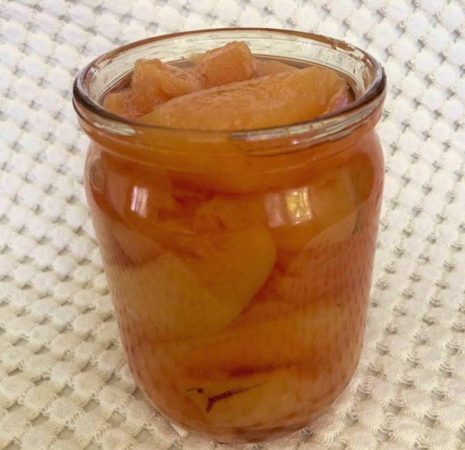 Quince in syrup for the winter with slices