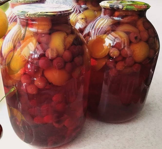Compote of apricots, cherries and apples for the winter