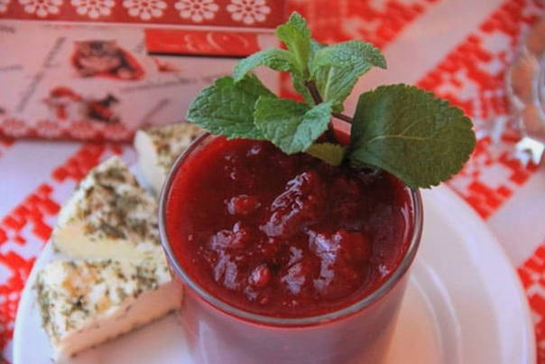 Sauce aux airelles pour l'hiver dans une mijoteuse