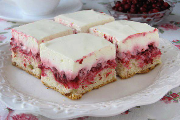 Jellied lingonberry and sour cream pie