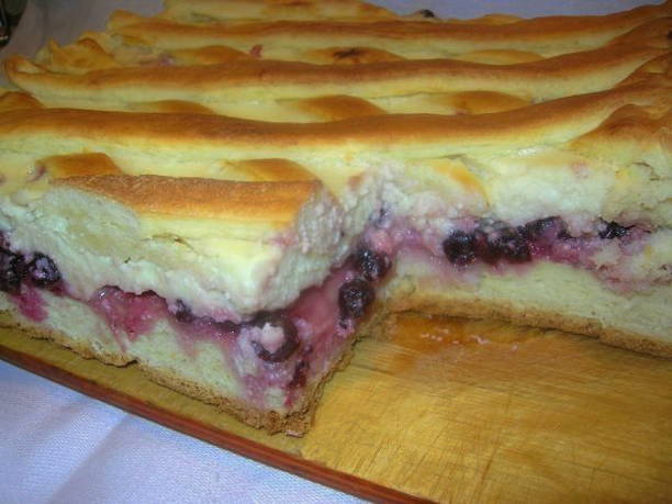 Yeast cake with lingonberries and cottage cheese