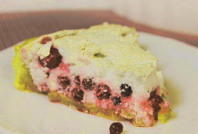 Open shortcrust pastry pie with lingonberries