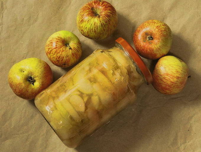 Transparent apple jam with five-minute slices