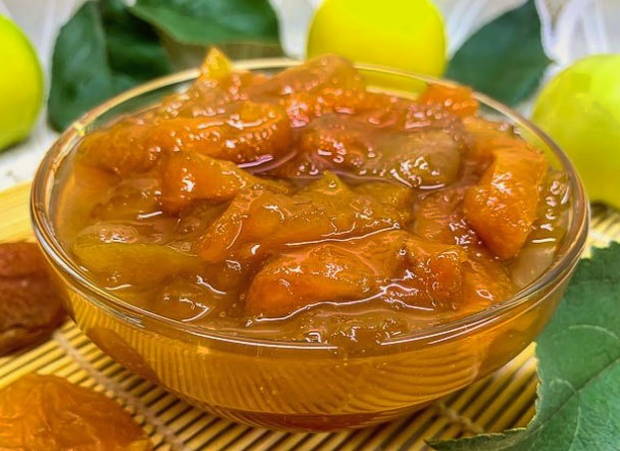 Ranetki jam with dried apricots