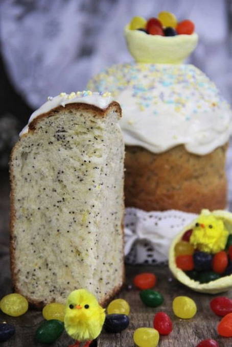 Easter cake with poppy seeds on dry yeast