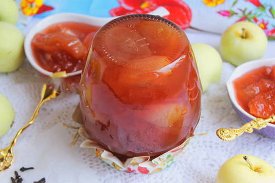 Apple jam with slices in a slow cooker