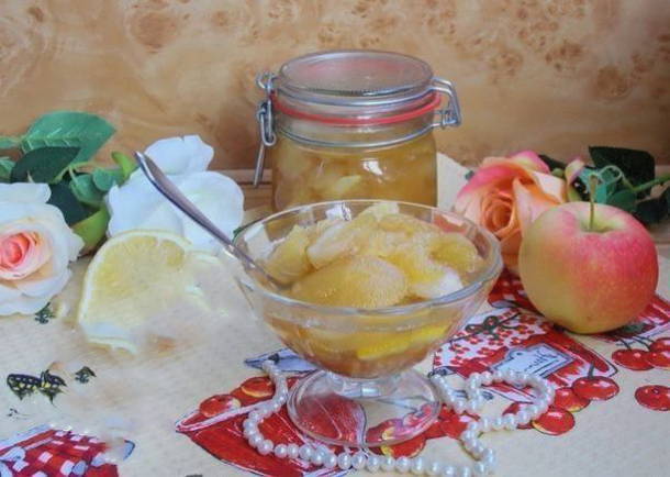 Apple jam with lemon wedges