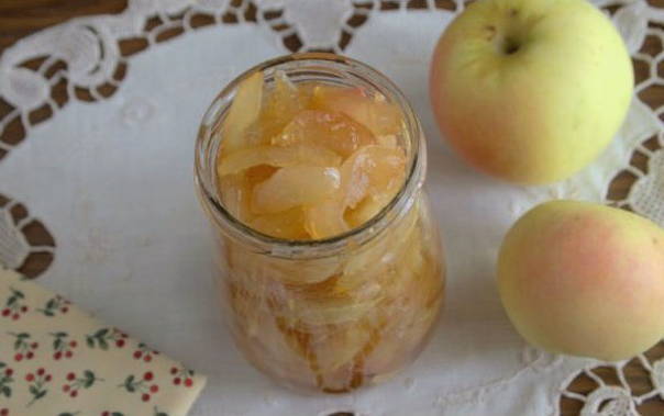 Transparent apple jam with slices quickly for the winter