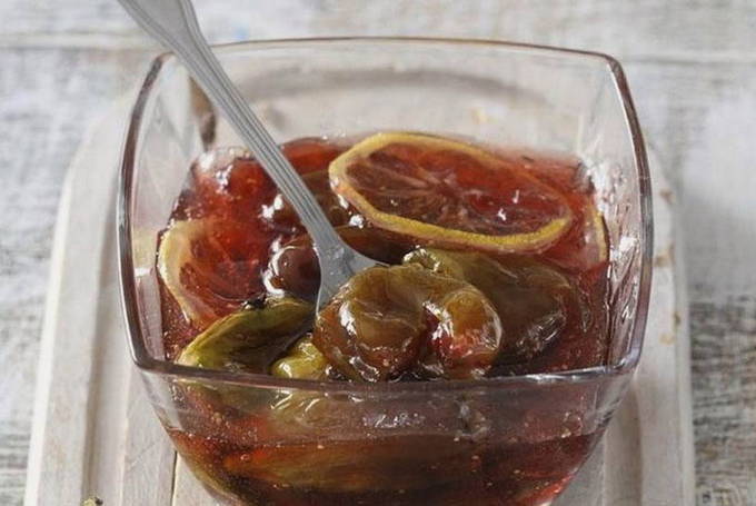 Fig jam with orange and cinnamon