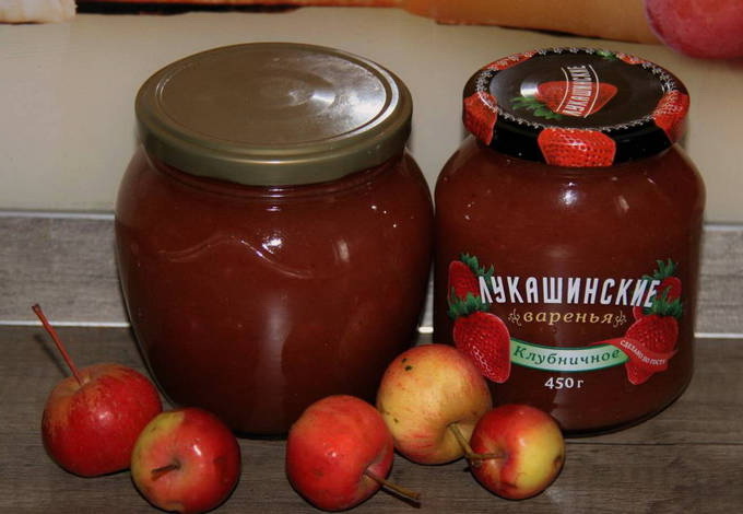 Ranetka jam with cinnamon