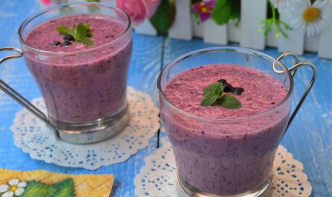 Smoothie aux bleuets et aux fraises