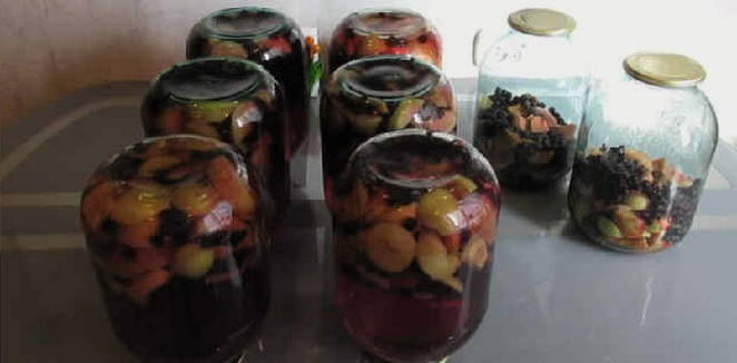 Ranetki and blackberry compote in a 2-liter jar for the winter