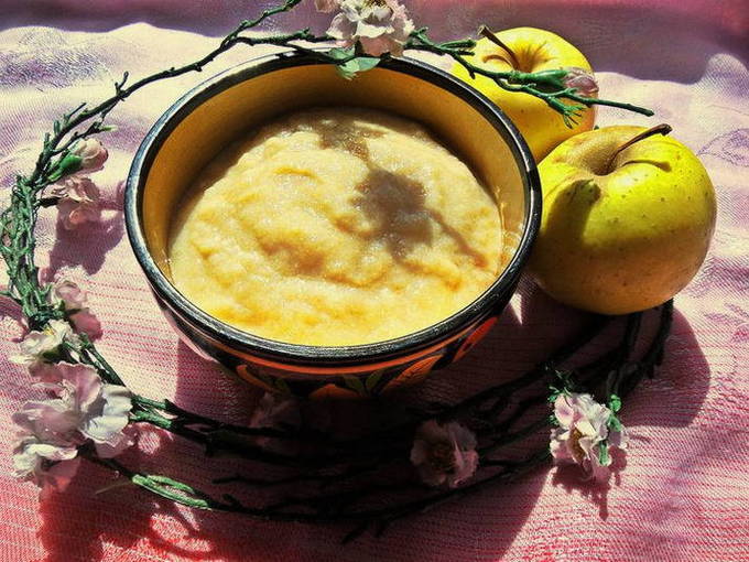 Applesauce with condensed milk and banana for the winter