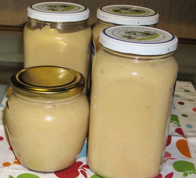 Applesauce with condensed milk in a slow cooker for the winter