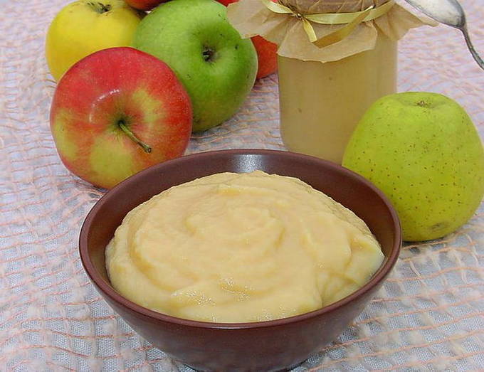 Applesauce with condensed milk for the winter