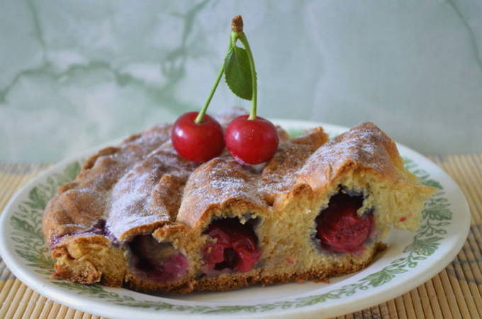 Snail pie with cherries on kefir