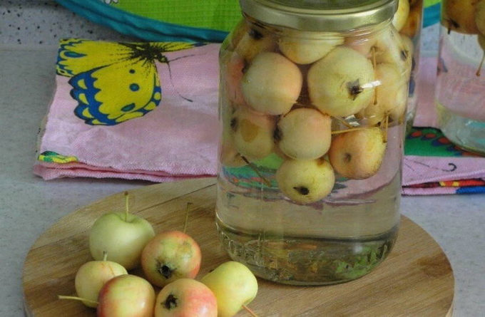 Ranetki compote in a 2-liter jar without sterilization