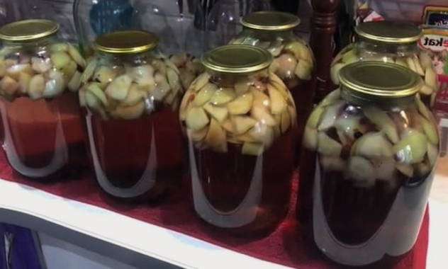 Zwarte bes en appelcompote in een pot van 3 liter voor de winter