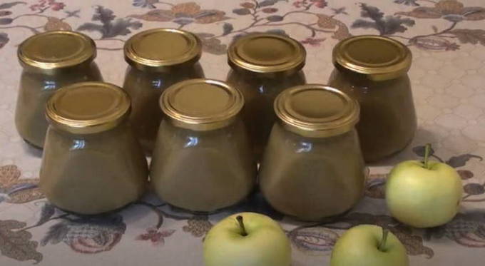 Applesauce with cinnamon for the winter