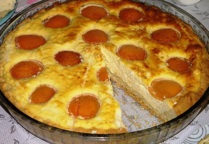 Oven cottage cheese pie with apricots