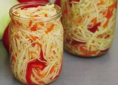 Pickled cabbage with carrots, bell peppers and instant vinegar