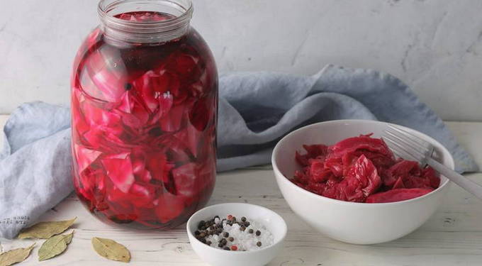 Pickled cabbage with beets and garlic hot pickle with instant vinegar