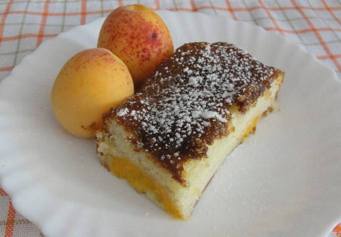 Sand cake with apricot and sour cream