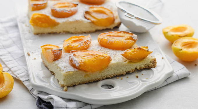 Pie with apricots on shortcrust pastry in the oven