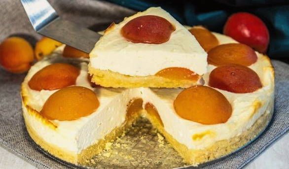 Pie with apricots and cottage cheese on shortcrust pastry