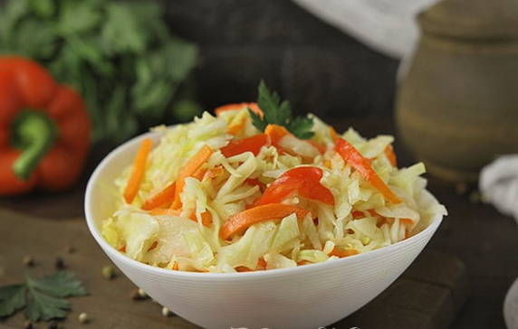 Instant pickled cabbage with bell pepper