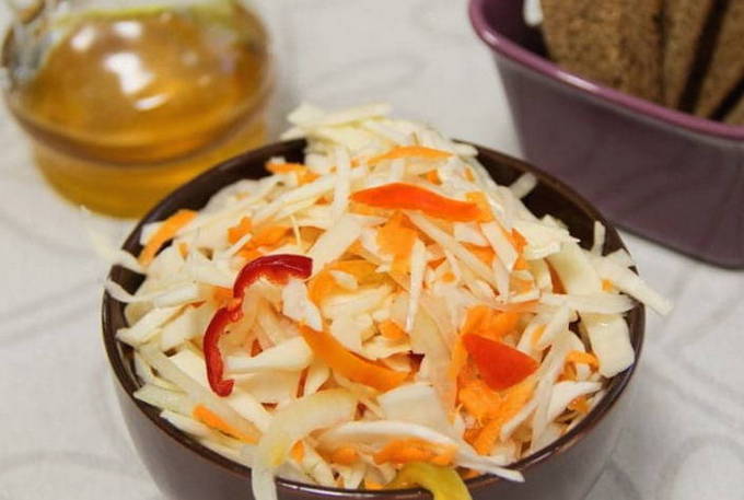 Pickled cabbage with bell pepper, oil and instant vinegar