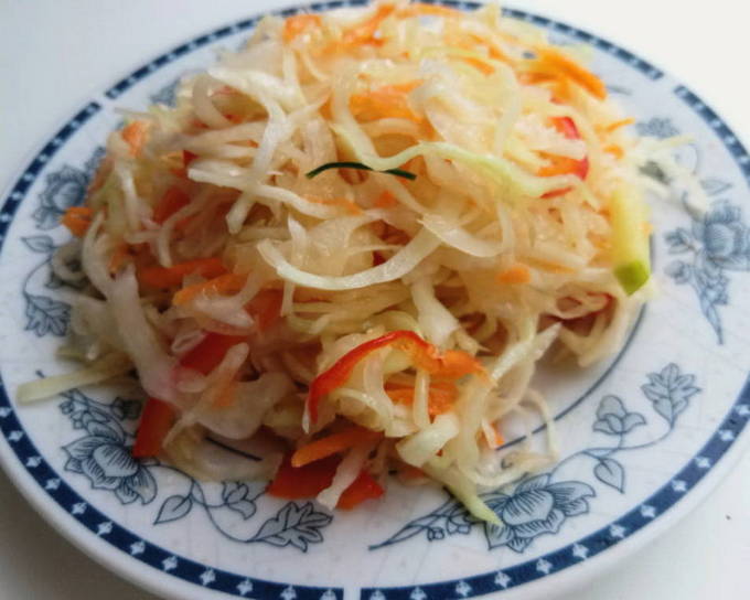 Pickled cabbage with bell pepper and instant garlic