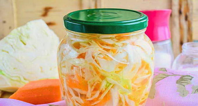 Hot pickled cabbage with instant carrots