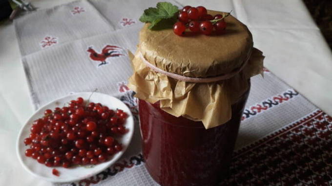 Red currant jelly without cooking with gelatin for the winter