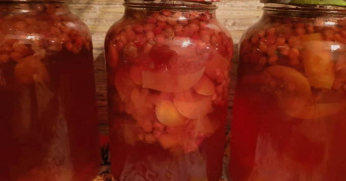 Pear compote with lingonberries for the winter