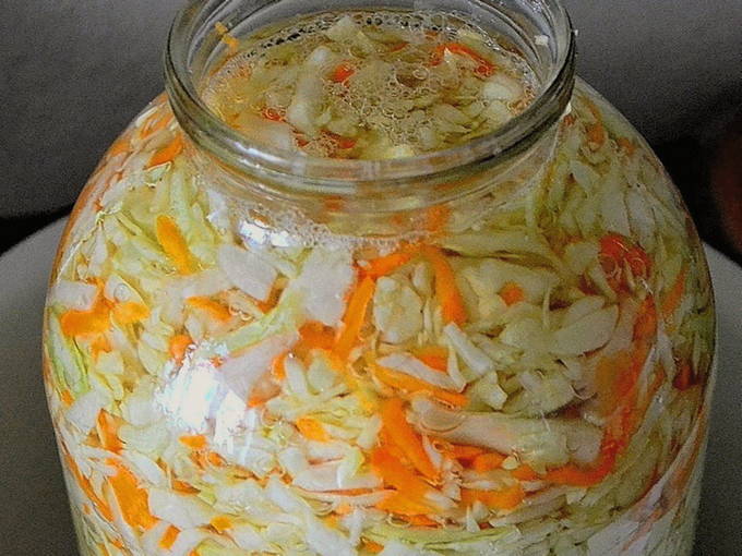 Hot pickled cabbage with vinegar and instant oil