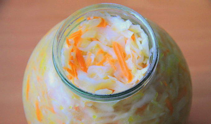 Cabbage marinated in a 3-liter instant jar