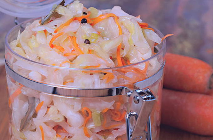 Pickled cabbage with vinegar, oil and instant garlic