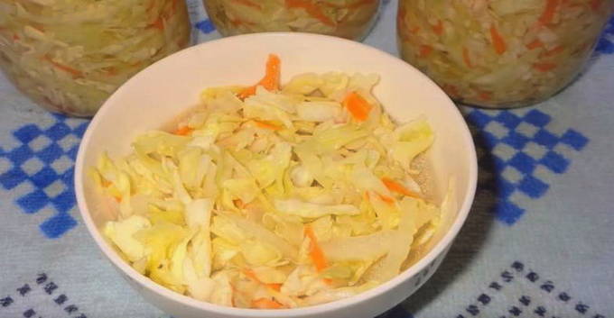 Pickled cabbage with carrots and instant onions