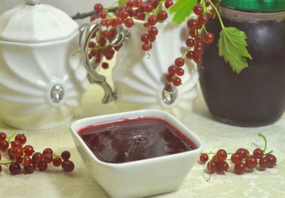 Red currant jelly with twigs for the winter