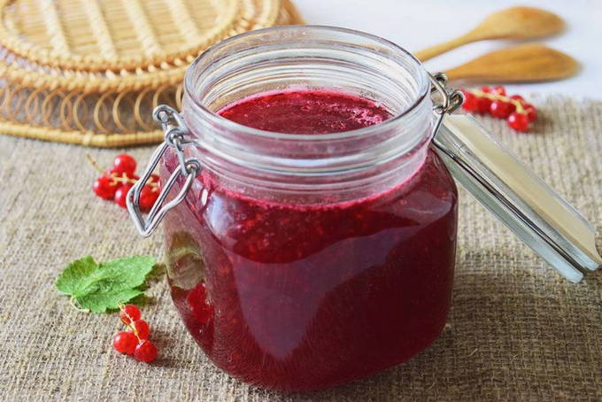 Red currant with lemon without cooking for the winter